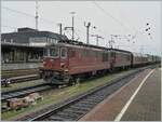 BLS Re 4/4 166 - 173, ab 1970; die BLS Re 4/4 169  Bönigen  und eine weitere sind mit einem Güterzug in Basel Bad Bf unterwegs.

12. April 2006
