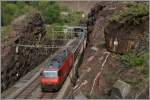 Von Rodi-Fiesso durch die Dazio Grande nach Faido: Die SBB Re 460 086-2 mit dem IR 2163 von Basel nach Locarno in einem felsigen Einschnitt zwischen dem Freggio Kehrtunntel und der Freggio