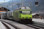 BLS 465 002 schiebt der Verstellbarer Regionbalzug nach Spiez aus Zweisimmen aus am 31 Dezember 2025.