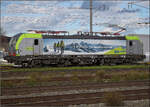 Als Erg�nzung zu Armins Beschreibung der BLS-Vectron-Flotte. Frisch aus der M�rklin-... pardon Siemens-Schachtel ausgepackt parkt der langsamere aber st�rkere Vectron XLoad Re 475 037 in Pratteln ein. Oktober 2026.