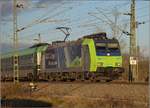 Der Traxx 1 Re 485 009 der BLS mit einer RoLa nach Süden.