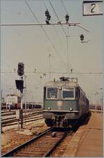 Die SBB Re 6/6 11646  Bussigny  mit einem Reisezug den Bahnhof von Domodossola, mehr Info gibt mein Fotoalbum leider nicht Preis, daf�r sind aus dem Bild einige Details zu sehen, wie z.B. eine weitere SBB Re 6/6 im Hintergrund und etliche abgestellte G�terwagen.

Das Analogbild entstand im Fr�hling 1987