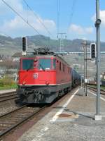 Ae 6/6 11470 fhrt mit einem Gterzug in Cully durch. 
19. April 2006