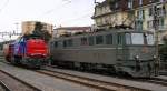 Grne Ae 6/6 11411 neben der bunten Am 843 059-7 in Renens VD am 15.01.2008