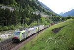 486 5120 und 485 xxx waren mit einem Containerzug am 26. Mai 2016 bei Gurtnellen in Richtung Erstfeld unterwegs.