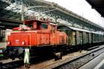 Am verregneten 19.Mai 2006 rangiert SBB 16382 ein Postzug in Lausanne.