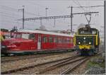 Die SNCF C 20155 UIC N� 97 85 1 932-0 (ex SBB Ee 3/3 II 16515, ex SNCF C 20155) des Verein  Team C-20155  vor dem Hintergrund des ebenso liebevoll hergerichteten OeBB RCe 2/4 607 in Balsthal. 8. November 2025 