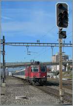 Die Re 4/4 II 11216 mit einem RE Genve - Lausanne erreicht Renens VD am 27.10.2010