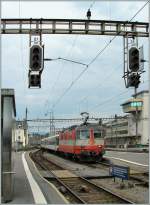 Die  Swiss Express  Re 4/4 II 11109 verlsst am 6.