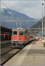 Die SBB Re 4/4 II 11132 erreicht mit einem IR nach Locarno Bellinzona.