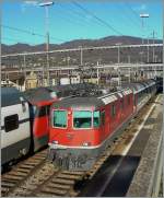 re-420-re-4-4-ii-/314244/viel-verkehr-in-olten-re-44 Viel Verkehr in Olten: Re 4/4 II 11121 mit einem Schnellzug Richtung Tessin fährt auf Gleis 12 ein.
22. Nov. 2006 