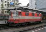 Die  Swiss-Express  Re 4/4 II sollte eigentlich auf den Schrottplatz - doch dann hat  man  sich anderes entschieden: heute fährt sie von Grund auf Revidiert (aber rot) immer noch.
Luzern, den  23. April 2006