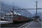 Zumindest Lichttechnisch etwas zu früh fotografiert ich die Re 420 296-6 und Re 6/6 mit ihrem Güterzug bei der Durchfahrt in Kandersteg.