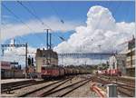 Vor dem Hintergrund der prächtigen Wolke erreichen die beiden Re 4/4 II 11264 und 11296 mit ihrem  Spaghetti-Zug  Lausanne, wo die Blockdistanz zum IR90 zur Weiterfahrt Richtung Domo II abgewartet werden musss.

18. Juni 2020