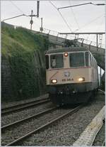 Die SBB Re 4/4 II 11346 (Re 420 346-9) welche auf die Umweltschonung der Bahn hin weisst in Cully.