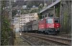 Die SBB Re 4/4 II 11252 (Re 420 252-9) in der  SwissPass  Werbe-Lackierung mit einem Güterzug bei Veytaux-Chillon.