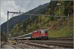 Eine SBB Re 4/4 der ersten Serie ist bei Wasen auf der Gotthard Nordrampe mit einen IR nach Locanro unterwegs. 

10. Okt. 2014