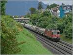 Die SBB Re 4/4 II 11281 (Re 420 281-8) ist bei La Tour de Peilz mit einem Güterzug auf dem Weg in Richtung Lausanne.