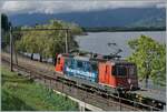  Wartung mit Durchblick  verkündigt die Werbung auf der Seitenwand der SBB Re 4/4 II 11256 (Re 420 256-0), was bei dem langen Leben der ab 1964 gebauten Lokbaureihe Re 4/4 II wohl stimmen mag...