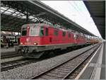 Die SBB Re 4/4 II 11273 (Re 420 273-5) und Re 4/4 II 11269 (Re 420 269-3) in Vielfachsteuerung warten mit ihrem Güterzug in Lausanne die Überholung ab, um dann ihre Fahrt in Richtung