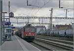 re-420-re-4-4-ii-/885775/die-sbb-re-44-ii-11267 Die SBB Re 4/4 II 11267 (Re 420 267-7) fährt mit einem Güterzug durch den Bahnhof von Zofingen in Richtung Olten. 

6. Dez. 2024