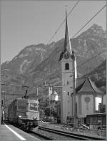 Ein Klassiker aus Flelen: Kirche und Gotthardbahn, letztere in Form einer Re 4/4 II. 
9. Mai 2008