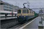 Die IRSI  Rheingold  Re 4/4 II 11387 (Re 421 387) erreicht mit ihrem Kieszug den Bahnhof von Morges. Sie wird ihren Zug in der Folge auf die Rollbockgrube schieben, wo dann die beiden Schmalspurloks Ge 4/4 de BAM MBC den Zug übernehmen werden.

22. Feb. 2024

