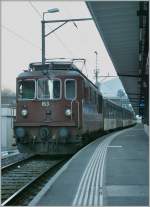 Zweifelhafter Fotospass, aber nicht anders machbar: BLS Re 4/4 mit einem GoldenPass Zug nach Zweisimmen in Interlaken Ost. 
05.02.2011