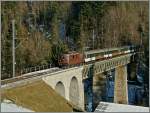 Die BLS Re 4/4 196  Grenchen  mit dm GoldenPass RE 3123 (Luzern) - Interlaken - Zweisimmen - (Montreux) kurz nach Weissenburg.
5. Dez. 2013