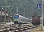 Fest in der Hand der BLS befindet sich dieser Tage die FS Trenialia Station Iselle di Trasquera. Infolge Bauarbeiten bei einer Brücke zwischen Iselle und Domodossola, ist die Strecke gesperrt. Somit fahrt BLS fährt mindestens stündlich nach Iselle; Weiterreise mit dem Bus. Zudem verkehrt auch an diesem Samstag der Tunnelautozug AT3 Brig - Iselle im Stundentakt. Somit war es möglich, die BLS Re 4/4 195 und den BLS RABe 528 102 umgeben von italienischem Flair in Iselle gemeinsam aufs Bild zu bekommen.

17. August 2024