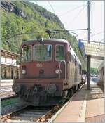 re-425-re-4-4-der-bls/862395/wirklich-gute-dienste-leistet-meine-alte Wirklich gute Dienste leistet meine alte Digi-Knipse in Iselle beim Fotografieren des Autotunnelzugs, da das kleine Objektiv durch den Gitterrost des Absperrzauns passt.

Das Bild zeigt die gerade aus Brig mit ihrem Autotunnelzug (AT3) in Iselle angekommene BLS Re 4/4 195. 

12. September 2004