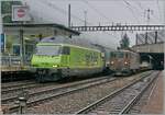 Die BLS Re 465 006 und die hier am Schluss laufende Re 465 002 haben mit ihrem Autotunnelzug Goppenstein erreicht, während ein Autotunnelumlauf noch mit einer der letzten verbliebenen Re 4/4 191 geführt wird. Die BLS Re 4/4 191 verläss ...