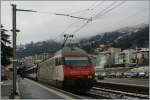 Die SBB Re 460 031-8 übernimmt in Locarno den IR 2288 für die Fahrt nach Zürich HB.