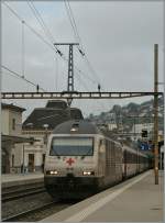 Das  Rote Kreuz  macht auf sich aufmerksam: Re 460 041-7 mit einem IR nach Brig beim Halt in Montreux.