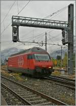 Lokwechsel in Domodossola: Die SBB Re 460 005-2 rollt dem Wechselstrom Teil des Bahnofes entgegen.