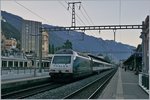 Die SBB Re 460 005-2 mit einem IR nach Birg beim Halt in Montreux. 
30. Sept. 2016