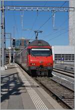 Mit einer Re 460 an der Spitze erreicht ein IR von Luzern nach Genève Aéroport den Bahnhof von Fribourg.