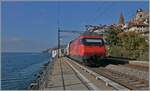 Bei St-Saphorin ist eine SBB Re 460 mit ihrem IR 90 auf dem Weg nach Genève Aéroport.-     16.