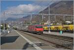 Eine SBB Re 460 fährt mit ihrem IR 90 durch den Bahnhof von Villeneuve.