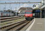 Eine SBB Re 460 verlässt mit ihrem IR 15 nach Luzern den Bahnhof von Lausanne.