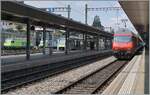 Während rechts eine Re 460 mit einem IC nach Brig den Bahnhof von Spiez erreicht, stehen links bereits etliche Lok tatenlos herum. Der Grund dafür ist eine Baubediengte Sperrung der Simplonstrecke von Iselle nach Domodossola ab dem folgenden Tag. 

8. Aug. 2024