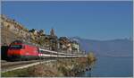 Eine SBB Re 460 ist mit einen IR 90 / IR 95 zwischen Rivaz und St-Saphorin auf dem Weg ins Wallis.