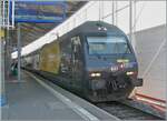 Die SBB Re 460 028 (Re 460 91 85 4 460 028-4 CH-SBB) tr�gt seit Mai 2026 die sehr gef�llige Werbedekoration in allen vier Landessprachen  Schweizer Wanderwege / Suisse Rando / Sentieri Svizzeri / Sendas Svizras . Ich konnte die SBB Re 460 028 ist mit dem IR 90 in Lausanne mit meiner inzwischen zwanzig Jahre alten kleinen Digitalkamera fotografieren, die jedoch bei diesen Lichtverh�ltnissen an ihre Grenzen kam.  

17. Juli 2026