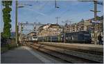 Die eine kommt, die andere geht: die BLS Re 465 004  Kambly  erreicht mit ihrem RE 3915 von La Chaux-de-Fonds - Bern den Bahnhof von Neuchâtel, während die BLS Re 465 007 mit dem Gegenzug Neuchâtel in Richtung La Chaux-de-Fonds verlässt.

13. Aug. 2019