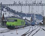 Spurwechsel in Zweisimmen: die BLS Re 465 011 verlässt mit dem GPX 4065 Zweisimmen in Richtung Interlaken.