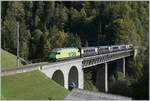 Die BLS Re 465 002 (UIC 91 85 4465 002-4) fährt mit ihrem GoldenPass Express GPX 4068 von Montreux nach Interlaken Ost bei Weissenburg über die Bunschenbach Brücke.

7. Okt. 2023