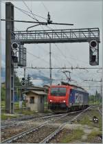 Im RoLa-Verkehr von Freiburg im Breisgau nach Novara wird jeweils in Domodossola die BLS Wecchselstromlok Re 485 durch eine SBB Cargo Re 474 oder Re 484 gewechselt.