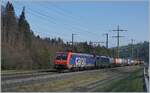 Die SBB Re 474 016 und eine weitere 189 sind bei Mülenen mit einem Güterzug in Richtung Süden unterwegs. 

14. April 2021