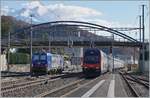 Links die fototechnisch eher ungünstig stehende WRS 476 902 (UIC 91 85 4475 902-3 CH-WRSCH) und rechts der einfahrende SBB IR90 in Aigle.