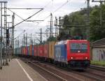 Re 482 042-9 zog einen Containerzug durch den Harburger Bahnhof am 28.8 in Richtung Hafen.